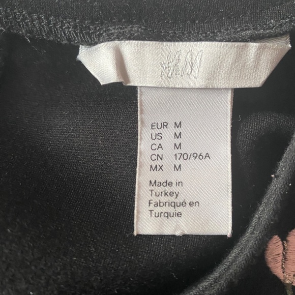 H&M cropped top in black with floral embroidery, size M - Picture 4 of 5